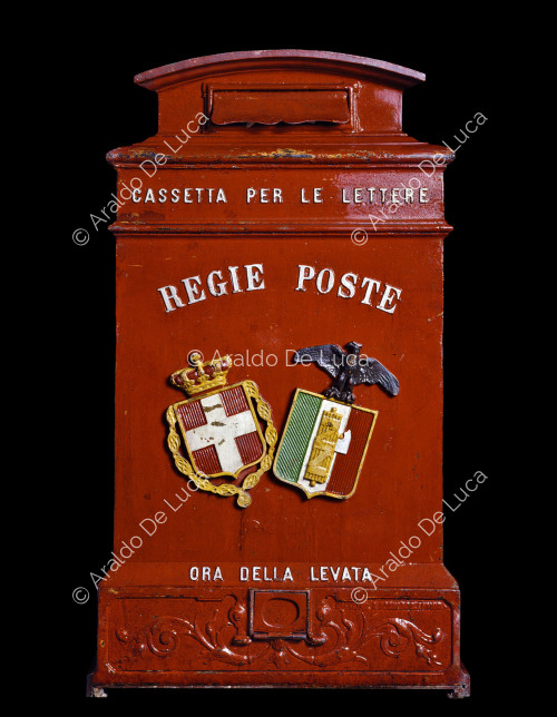 Buzón postal con escudo de Saboya y escudo fascista