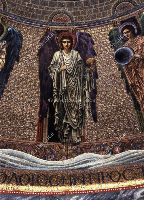 Arcángel Samuel sosteniendo un cáliz - detalle del mosaico absidal