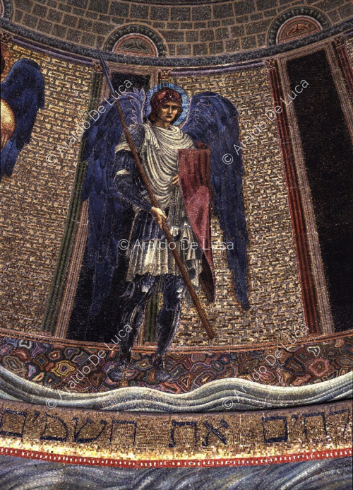 El Arcángel Miguel con un manto y una lanza - detalle del mosaico absidal