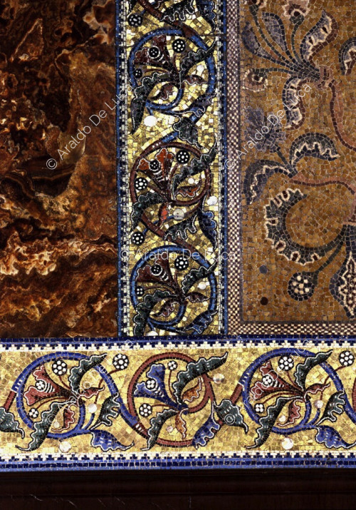 Décoration en mosaïque et marbre polychrome - détail