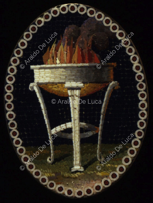 Mosaico con trípode y fuego encendido