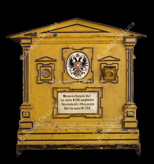 Briefkasten mit österreichischem Wappen