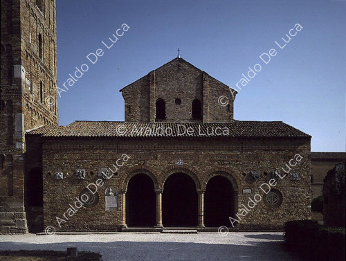 Fassade - Abtei Pomposa. Ausschnitt