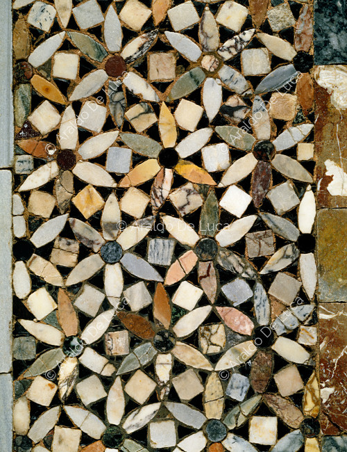 Suelo de mosaico con decoración geométrica. Detalle