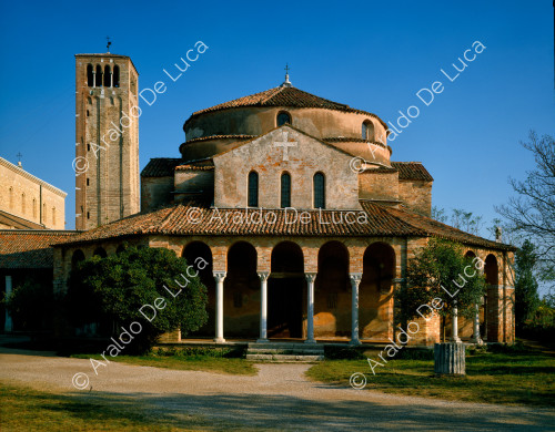 Kirche der Heiligen Fosca. Fassade und Glockenturm