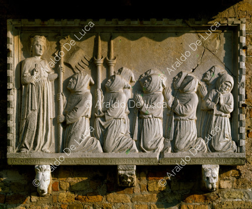Bas-relief avec procession de moines agenouillés devant saint Fosca