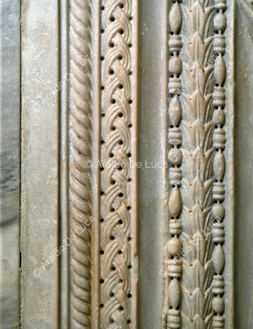 Ambo. Detail of the braided entablature