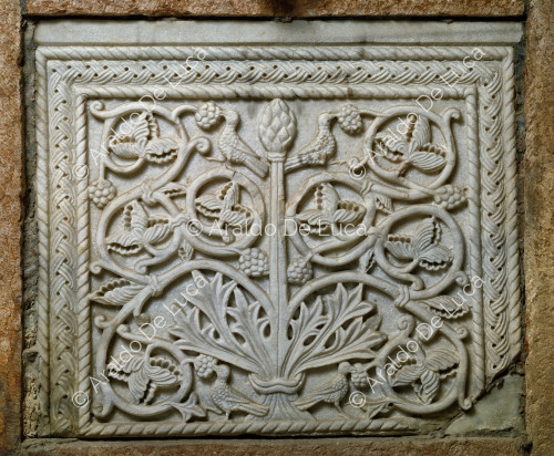Relief en marbre avec motif végétal