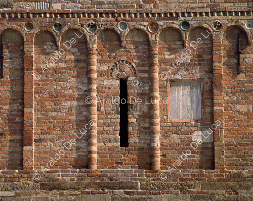 Glockenturm. Detail des einbogigen Fensters in der ersten Etage