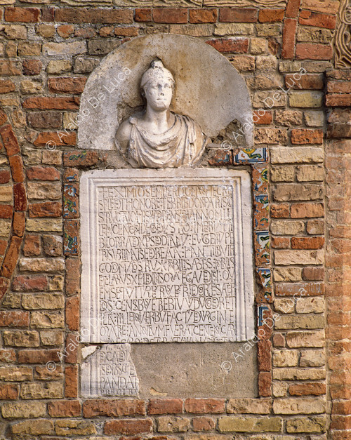 Lapide romana con busto di un giovane soldato