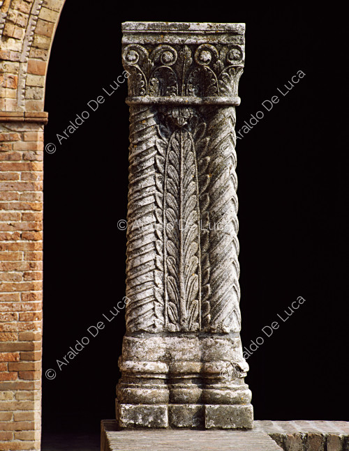 Columna historiada con decoración vegetal