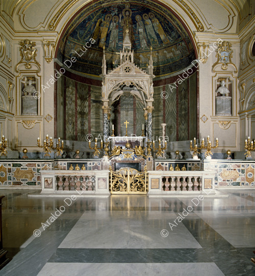 Veduta del presbiterio con abside e baldacchino di Arnolfo