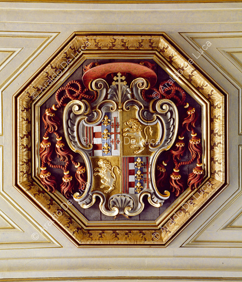 Escudo del cardenal Francesco Acquaviva