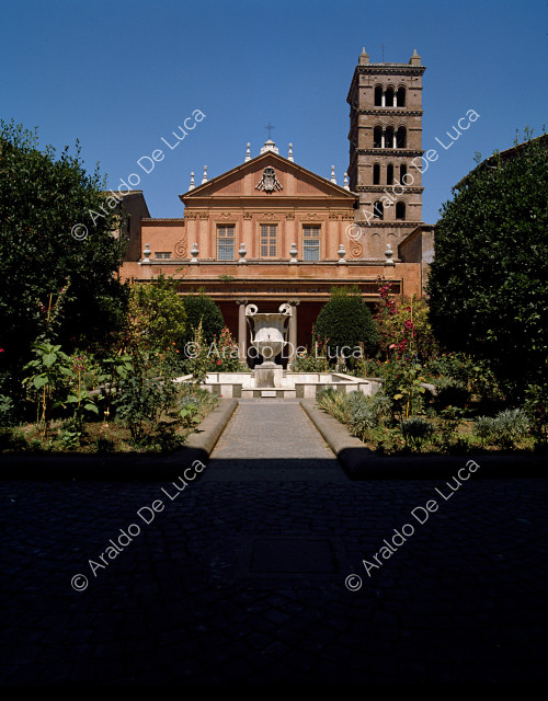 Église de Sainte-Cécile au Trastevere. L'extérieur