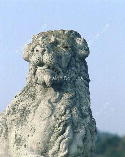 Villa Barbaro. Statua di leone particolare 