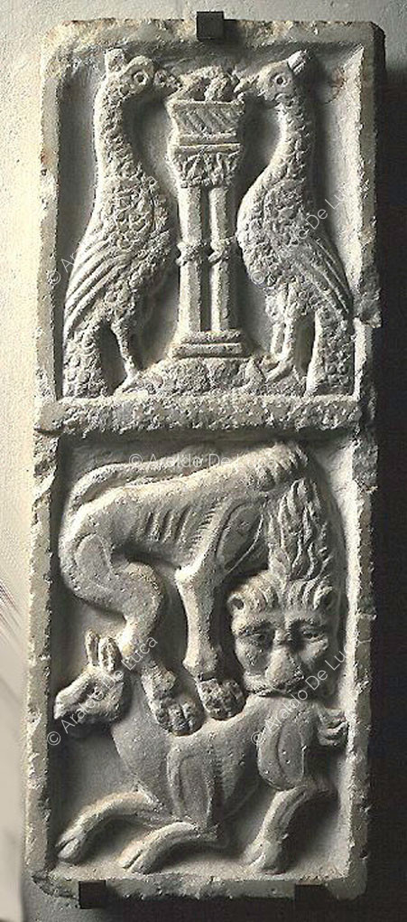 Fragmento con pavos reales y un león abalanzándose sobre un ciervo bestiario