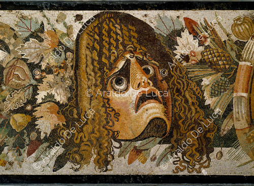Diadema decorativa con serpentinas y máscaras
