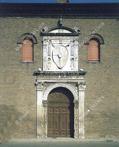 Vue extérieure du portail du Palazzo Schifanoia