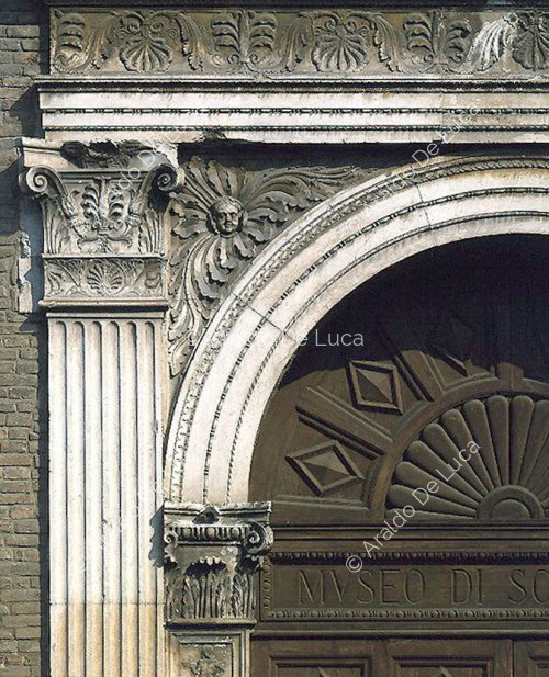Vue extérieure du portail du palais. Détail de l'ouvrage