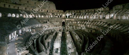 Vue nocturne de l'intérieur du Colisée