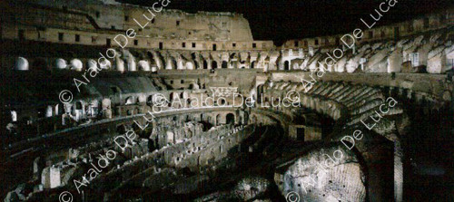 Veduta nottura dell'interno del Colosseo