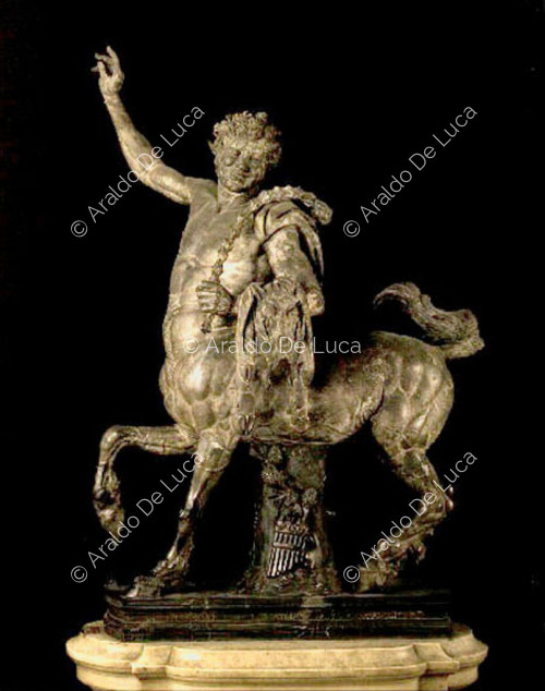 Estatua de un joven centauro