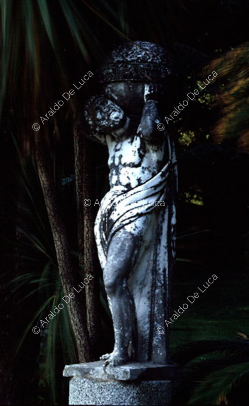 Statue d'Atlas dans le jardin anglais