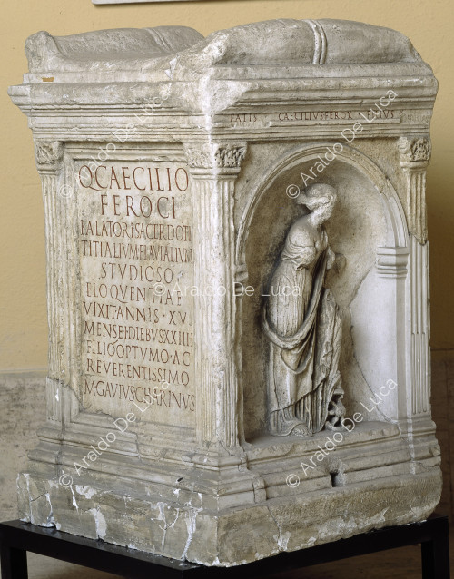 Altar del estudiante Q. Cecilio Ferox