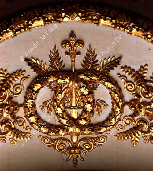 Frise dorée de la salle du trône