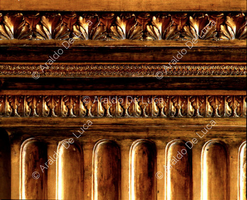 Frise dorée dans la salle du trône
