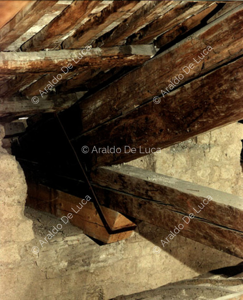 Cerchas de madera que sostienen el tejado