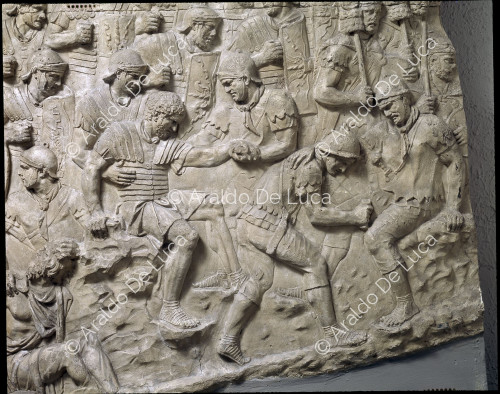 Römische Soldaten behandeln Mitsoldaten