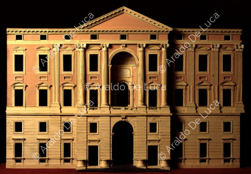 La parte centrale della facciata del Real palazzo di Caserta