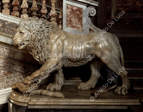 Lion à gauche de l'escalier d'honneur