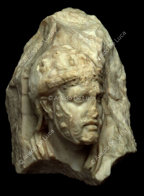 Fragment eines Reliefs mit Soldatenkopf