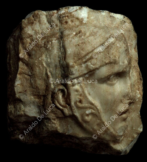 Fragment eines Reliefs mit Soldatenkopf
