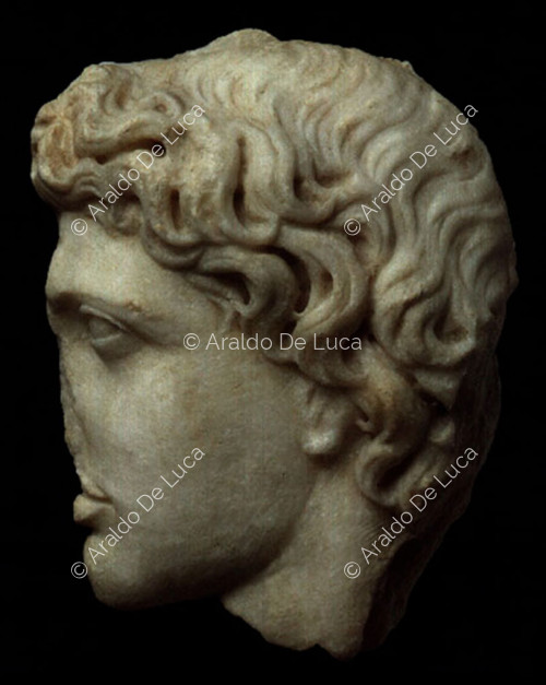 Fragment de relief avec profil d'une tête masculine