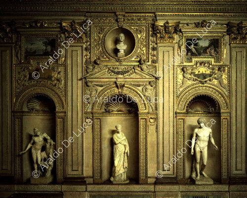 Wall decorated with stucco and statues