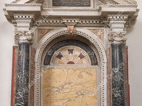 Scola Nuova marble seat (Detail)