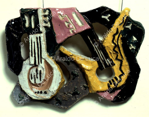 Escultura moderna que representa dos guitarras