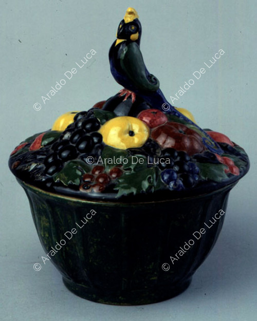 Vase à couvercle décoré de motifs végétaux