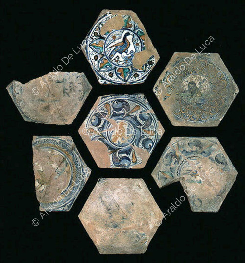 Suelo de baldosas con motivos geométricos