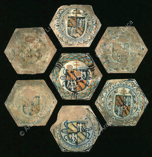Suelo de baldosas con motivos geométricos