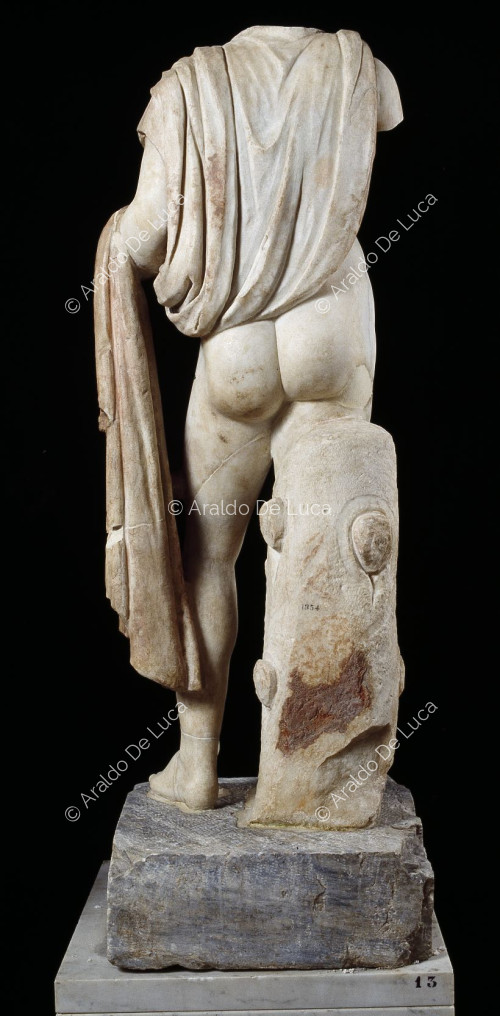 Estatua masculina acéfala y con paños 