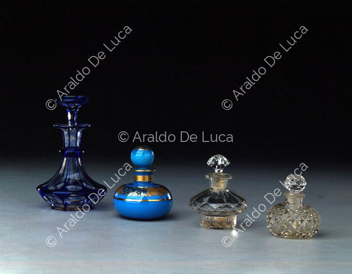 Vasos y ampollas de uso cuatidial de la Casa Borbón