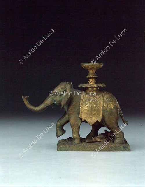Goldener Kerzenhalter aus Holz in Form eines Elefanten