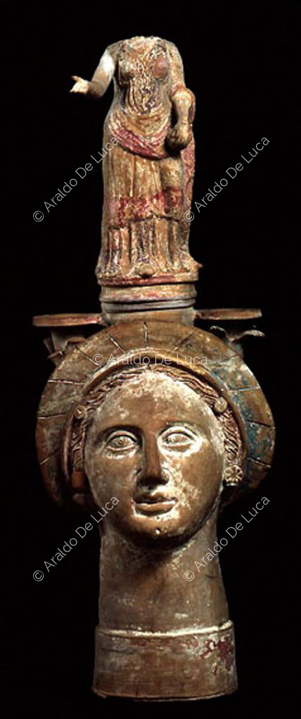 Vase in Form eines Frauenkopfes aus Canosa