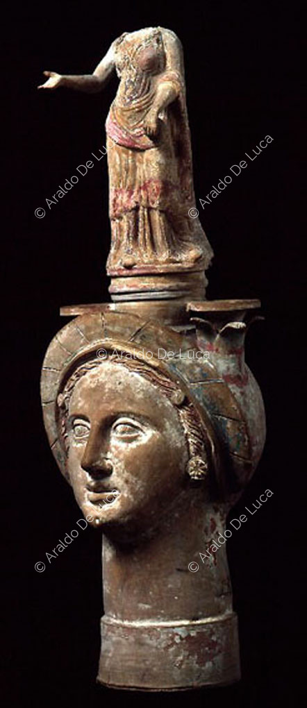 Vase in Form eines Frauenkopfes aus Canosa