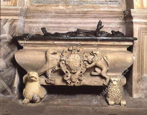 Sarcophage avec statue et bouclier du Grand Maître