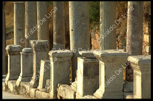 Route pavée avec colonnes